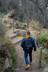 Chico alto andando por sendero verde de ruta por la sierra de granada