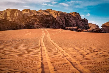 Vlies Fototapete Orange Car tire tracks in red desert