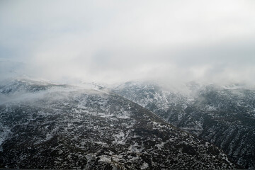 Paisaje de montañas con nieve en la sierra de andalucia
