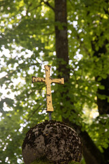 Goldenes Kreuz  vor grünem Hintergrund