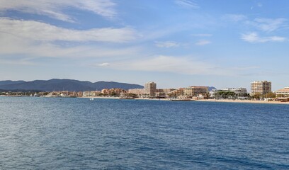 Fototapeta premium survol du port de plaisance de Saint-Raphaël dans le Var et de la plage
