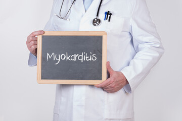Arzt mit einer Tafel auf der Myokarditis steht