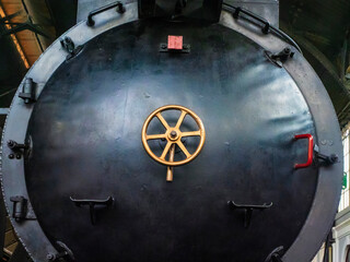 Frontal de una vieja locomotora de vapor 