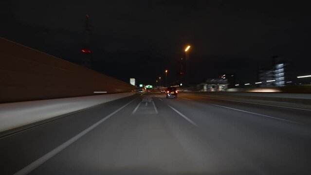 夜の高速道路を走行する自動車の主観ハイパーラプス映像