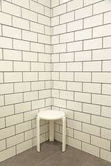 cuarto de baño azulejo blanco con banqueta blanca hotel  4M0A0237-as22