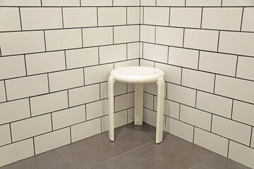 cuarto de baño azulejo blanco con banqueta blanca hotel  4M0A0245-as22 - obrazy, fototapety, plakaty