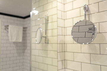 cuarto de baño azulejo blanco con espejo redondo hotel  4M0A0257-as22