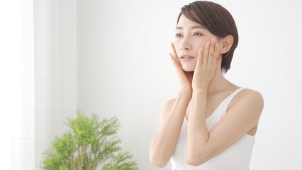 肌の潤いを実感する日本人女性