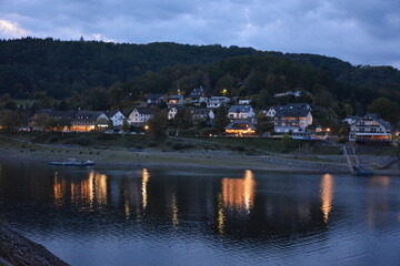 Rurberg an der Rur, Stausee bei Nacht mit Lichter, Blick vom Paulushofdamm