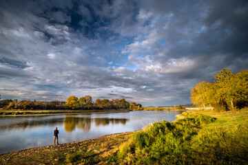 Paysage Bourguignon avec un pêcheur au réservoir du Tillot, Rouvres-sous-Meilly, Bourgogne, France