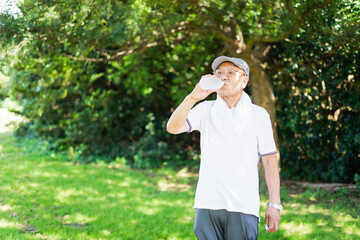 外でランニングをする高齢の男性