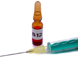 B12 Ampulle mit Spritze isoliert