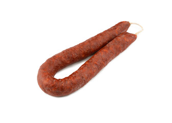 Longaniza de chorizo sobre fondo blanco, típico de España