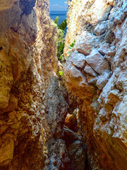 uno squarcio tra le rocce 261