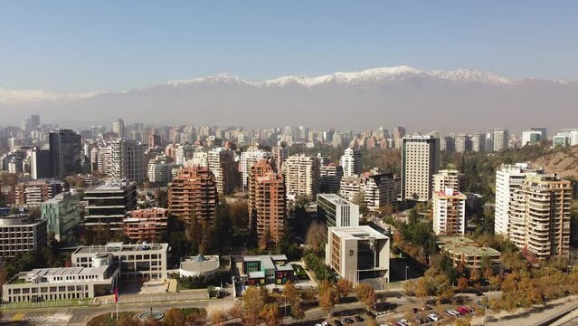 Vista de Drone de la cordillera de Santiago Chile y edificios