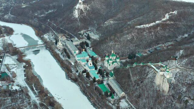 Afbeeldingen over Sviatohirsk Blader in stockfoto's, vectoren en