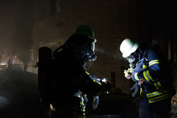 Feuerwehrleute im Einsatz in der Dunkelheit