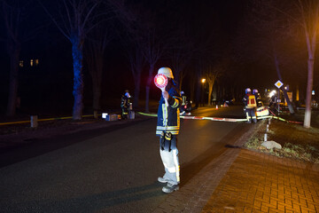 Feuerwehrmann sperrt Straße ab