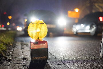 Feuerwehreinsatz mit Straßensperrung in der Nacht