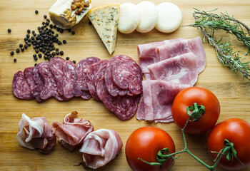 Tabla rustica de embutidos ibericos y quesos