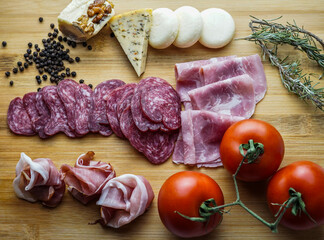 Tabla rustica de embutidos ibericos y quesos