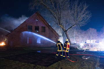 Feuerwehrmann löscht Gebäude mit Kellerbrand