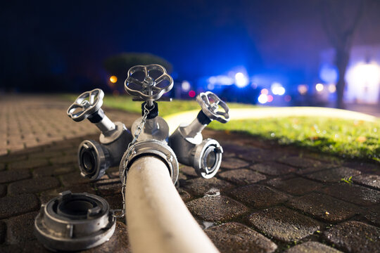 Feuerwehrschlauch als Symbolbild in einem Einsatz