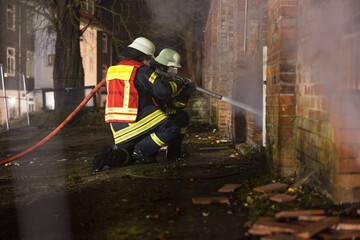 Feuerwehr bekämpft Kellerbrand