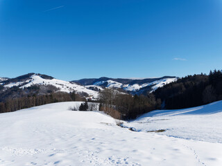 Fototapeta na wymiar Fröhnd im Schwarzwald mit Blick auf Winter-Ittenschwander-Horn . Schneelandschaft und Winterparadies