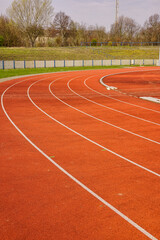 Laufbahnen bzw. Kampfbahnen auf einem Sportplatz