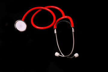 Rotes Stethoskop, Nahaufnahme und Stillleben eines modernen Stethoskop zum Abhören von Geräuschen