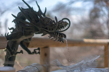 水を吐く龍の蛇口