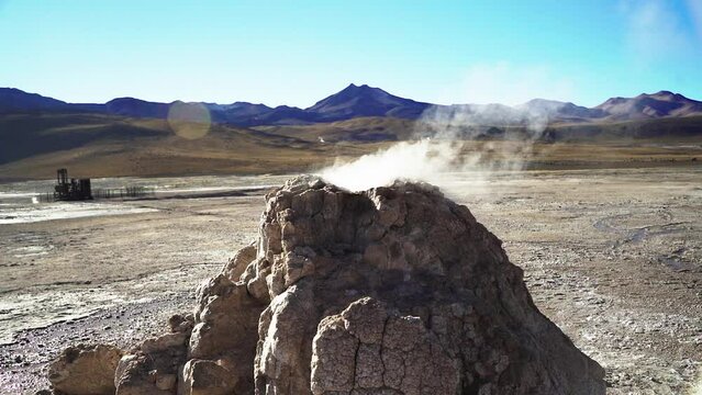 Peque&ntilde;o volc&aacute;n en geyser del Tatio, Atacama Norte de Chile