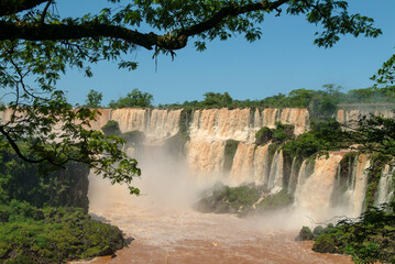 Obraz premium Amerique sud Argentine Puerto Iguazu chuttes eau patrimoine Unesco cascades paysage courant evaporation riviere Bresil environnement planete
