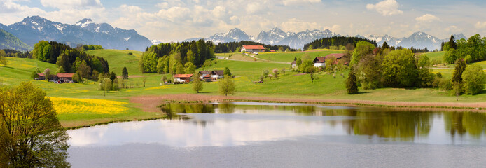 Fototapeta premium Panorama Landschaft im Frühling im Allgäu Bayern
