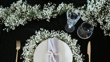Tabe setting with flower garlands and flower wreaths of Baby's-breath flowers