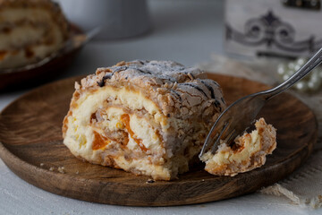 Buttercream cake on a wooden plate in daylight