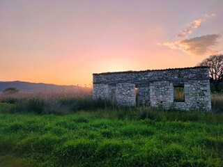 Fototapeta na wymiar verlassenes Haus im Sonnenuntergang