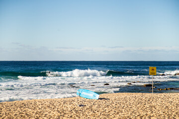 Fototapeta na wymiar Waves crashing on the beach and shore in Australia