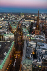 Panoramaaufnahme von Hamburg, mit der Hamburger City mit der M&ouml;nckebergstra&szlig;e in der Abendd&auml;mmerung von oben