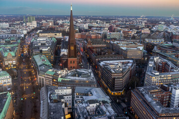 Obraz premium Panoramaaufnahme von Hamburg, mit der Hamburger City in der Abenddämmerung von oben