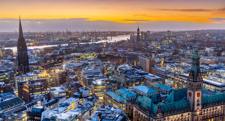 Panoramaaufnahme von Hamburg, mit der Hamburger City in der Abenddämmerung von oben (Aufnahme vom Januar 2022)