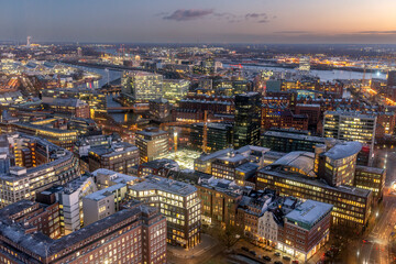 Fototapeta na wymiar Panoramaaufnahme von Hamburg, mit der Hamburger City in der Abenddämmerung von oben (Aufnahme vom Januar 2022)