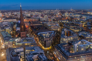 Fototapeta na wymiar Panoramaaufnahme von Hamburg, mit der Hamburger City in der Abenddämmerung von oben (Aufnahme vom Januar 2022)