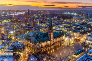 Panoramaaufnahme von Hamburg, mit der beleuchteten Hamburger City und dem Rathaus in der...
