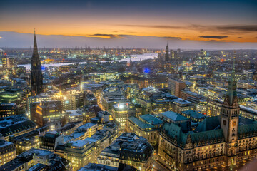 Panoramaaufnahme von Hamburg, mit der Hamburger City und Blick Richtung Elbe und Michel in der...