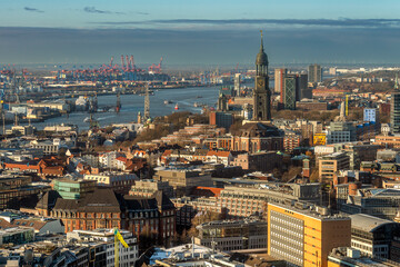 Fototapeta na wymiar Panoramaaufnahme von Hamburg, mit dem Michel, dem Hafen, an einem kalten Wintertag, mit blauem Himmel, von oben aufgenommen (Aufnahme vom Januar 2022)