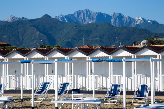 Le Alpi Apuane viste dalla spiaggia di Forte dei Marmi in Toscana