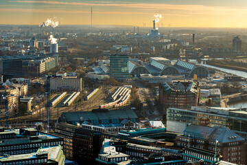 Panoramaaufnahme von Hamburg, mit Blick auf den Bahnhof (HBF) und Großmarkt in der Abenddämmerung von oben (Aufnahme vom Januar 2022)