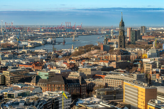 Panoramaaufnahme von Hamburg, mit dem Michel, dem Hafen, an einem kalten Wintertag, mit blauem Himmel, von oben aufgenommen (Aufnahme vom Januar 2022)